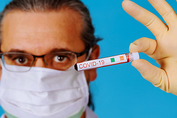 포토 JPG 해외이미지 남자 얼굴 한명 들기 근접촬영 성인 의사 파란배경 백신 성인남자한명만 코로나바이러스 해외202009 델타변이바이러스 해외포토 1 뷰포인트 백그라운드 의학 모션 사람 신체부위 파란색 의료진 바이러스 남자한명만 성인남자만 파일형식