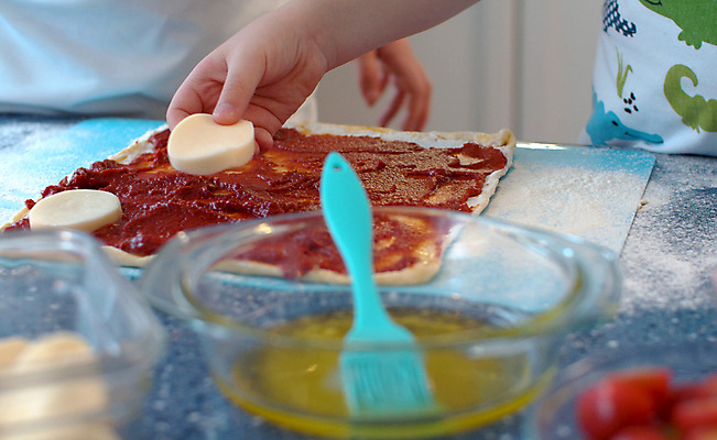 포토 JPG 해외이미지 백인 손 여자 행복 어린이 음식 가정 가족 치즈 피자 함께함 요리 소년 사람없음 두명 학습 인테리어 주방 요리사 식사 앞치마 화목 작업 닫기 굽기 준비 슬라이스 반죽 만들기 형제 긍정 밀가루 버터 언니 남동생 넣기 제빵사 천진난만 페스츄리 페퍼로니 해외202009 해외포토 서양인 직업 디자인 교육 남자 감정 빵 컨셉 관계 모션 유제품 패스트푸드 서양음식 사람 신체부위 소시지 가루 구이 자매 동생 파일형식