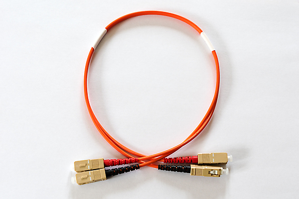 포토 JPG 해외이미지 인터넷 비즈니스 통신 사람없음 빛 컴퓨터 자료 장비 흰색 네트워크 플러그 연결 속도 섬유 고립 광학 네트워킹 해외202009 해외포토 컬러 전자제품 직물 파일형식