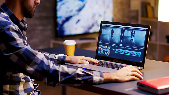 포토 JPG 해외이미지 남자 커피 비즈니스 한명 앉기 상반신 성인 옆모습 컴퓨터 동영상 프리랜서 성인남자한명만 해외202009 해외포토 직업 1 음료 뷰포인트 모션 사람 전자제품 남자한명만 성인남자만 파일형식