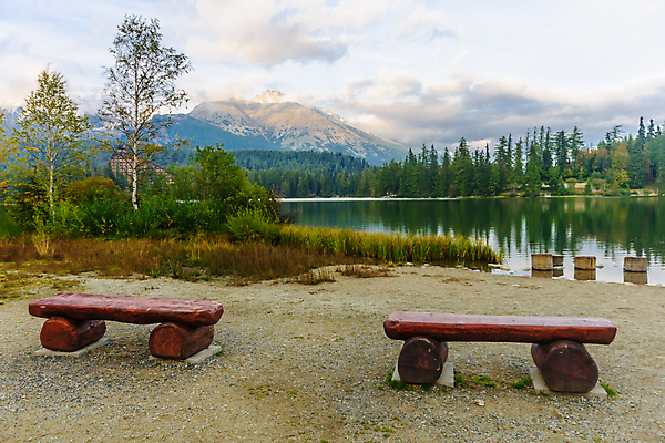 포토 JPG 해외이미지 나무 공원 유럽 호수 여행 벤치 자연 하늘 호텔 휴가 산 풍경 사람없음 야외 목재 초록색 물 반사 평화 침묵 가을 전원 연못 숲 언덕 휴양지 장면 슬로바키아 웅장함 전국 절정 해외202009 해외포토 자연요소 식물 계절 공공시설 나라 컬러 컨셉 의자 재료 숙소 소리 장소 전기에너지 생태계 파일형식