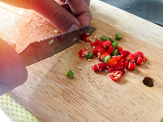 포토 JPG 해외이미지 손 음식 조각 다이어트 채소 재료 태국 고추 탁자 주택 건강 요리 동양인 사람없음 목재 빨간색 금속 주방 요리사 저녁식사 신선 뜨거움 칼 맛 자르기 먹기 책상 오브젝트 준비 유기농 질감 매움 날것 슬라이스 후추 채식주의자 맛있는 해외202009 해외포토 나무 직업 웰빙 아시아 컬러 가구 컨셉 모션 재질 인종 건물 신체부위 식사 향신료 채식 파일형식