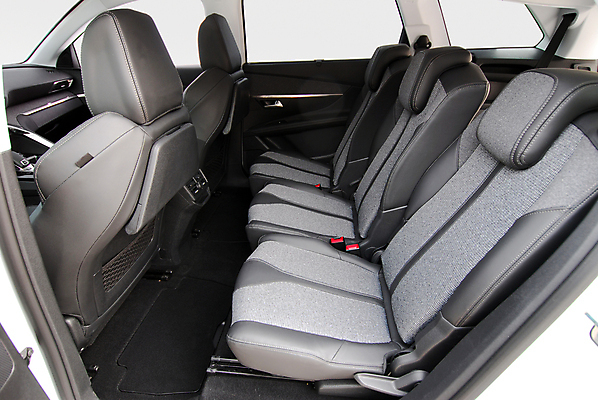 포토 JPG 해외이미지 디자인 쿠션 의자 창문 교통시설 자동차 휴식 실내 안전 사람없음 내부 빛 머리 회색 운전 벨트 고급 우아함 보호 휘발유 가죽 보안 엔진 디젤 자동 제어 해외202009 해외포토 잡화 육상교통 컬러 가구 교통 컨셉 모션 신체부위 석유 시설 파일형식