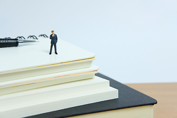 포토 JPG 해외이미지 교육 종이 백그라운드 컨셉 회사 비즈니스 텍스트 탁자 성공 새로움 서기 사람 사람없음 목재 책 금융 사무실 장난감 숫자 펜 쪽지 공책 희망 공백 미니어처 흰색 기록 비즈니스맨 압정 목표 계획 토론 연도 오브젝트 비전 해결 골 어려움 목차 해외202009 해외포토 나무 문자 남자 감정 컬러 가구 재료 모션 문구용품 경제 필기구 모형 사무용품 직장인 파일형식