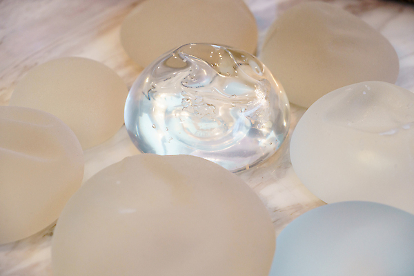 포토 JPG 해외이미지 직업 여자 탁자 건강 병원 사람 성인 사람없음 뷰티 약 화장품 시험 의사 흰색 수술 실험실 선택 플라스틱 가슴 외과 순서 돌봄 보철 셀프 실리콘 업그레이드 해외202009 해외포토 교육 컬러 가구 컨셉 의학 모션 재질 실험 신체부위 치료 의료진 파일형식