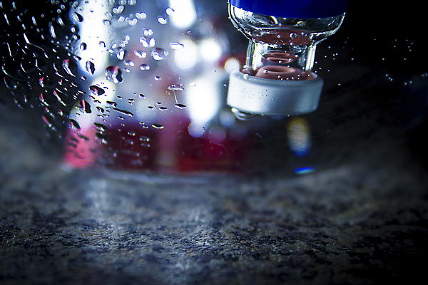 포토 JPG 해외이미지 과학 백그라운드 유리 유리병 건강 병원 주사기 사람없음 치료 파란색 약 장비 흰색 액체 실험실 질병 약국 주사약 조제 고립 백신 복용 예방접종 예방주사 해외202009 해외포토 컬러 의학 의료기기 재질 병_용기 실험 예방 만들기 접종 파일형식