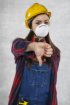포토 JPG 해외이미지 백인 여자 백그라운드 셔츠 회색배경 노동자 마스크 한명 사람 손짓 상반신 성인 앞모습 안전모 보안 건축업자 성인여자한명만 코로나바이러스 포스트코로나 해외202009 델타변이바이러스 위드코로나 해외포토 서양인 직업 1 건축 뷰포인트 상의 모션 안전 회색 바이러스 헬멧 안전장비 사회이슈 여자한명만 성인여자만 파일형식