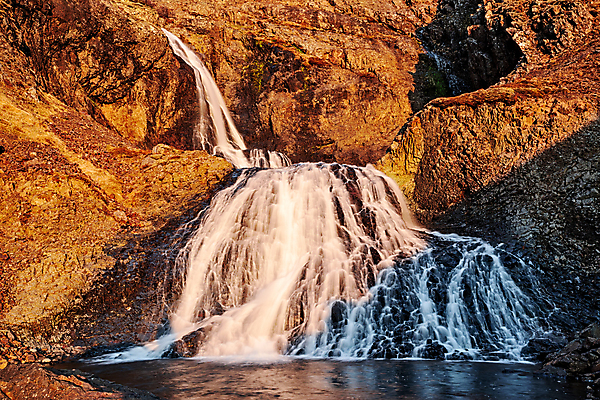 포토 JPG 해외이미지 여행 자연 산 아이슬란드 풍경 경사 사람없음 야외 가로 물 여름 강 일몰 폭포 흐름 바위 신선 개울 내추럴 해외202009 해외포토 자연요소 계절 유럽 컨셉 노을 돌_바위 생태계 파일형식