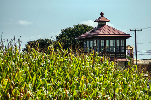 포토 JPG 해외이미지 나무 전통 산업 건축양식 창문 유리 하늘 노동자 옥수수 사람없음 건물 파란색 탑 금속 기차 수확 골동품 관찰 역 부식 복고 스위치 구식 옛날 철강 해외202009 해외포토 식물 직업 건축물 건축 육상교통 컬러 농업 교통시설 모션 재질 대중교통 곡류 파일형식