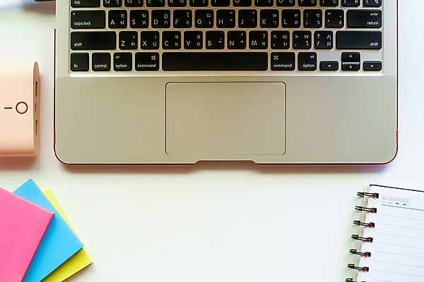 포토 JPG 해외이미지 교육 종이 백그라운드 컨셉 인터넷 비즈니스 통신 학교 탁자 주택 직장 사람없음 노트북 컴퓨터 사무실 우주 쪽지 공책 공백 장비 정보 흰색 도구 키보드 업무 작업실 메시지 플랫 정상 책상 위치 페이지 공지사항 온라인 어려움 프리랜서 해외202009 해외포토 직업 컬러 가구 회사 문구용품 건물 전자제품 작업 파일형식