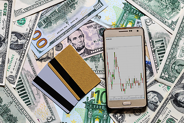 포토 JPG 해외이미지 유럽 종이 백그라운드 컨셉 돈 비즈니스 성공 모바일 그래프 사람없음 금융 경제 스마트폰 핸드폰 세계 달러 쪽지 미국 신용카드 재산 주식 무역 가치 계산서 금리 위기 유럽연합 인출 전환 진짜 해외202009 해외포토 나라 산업 북아메리카 전자제품 스마트기기 파일형식