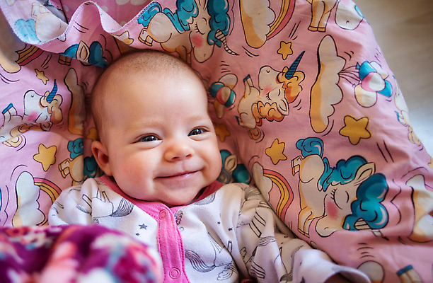 포토 JPG 해외이미지 1 여자 딸 행복 얼굴 어린이 침구 휴식 건강 한명 사람 장난감 평화 꿈 아기 신생아 잠 달콤 작음 부드러움 거짓말 돌봄 천진난만 취침시간 해외202009 해외포토 감정 컨셉 가족 모션 신체부위 감각 맛 크기 파일형식