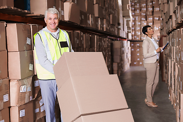 포토 JPG 해외이미지 전신 여자 남자 40대 중년 50대 실내 서기 들기 상반신 두명 옆모습 상자 쌓기 물류창고 중년만 해외202009 해외포토 뷰포인트 모션 사람 성인 내부 창고 성인만 파일형식