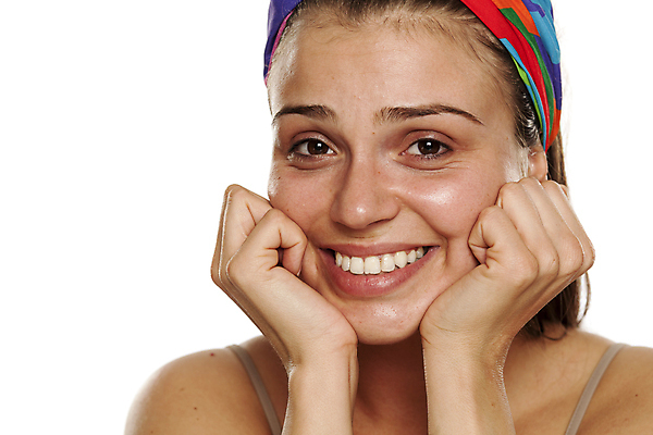 포토 JPG 해외이미지 백인 모델 여자 얼굴 한명 머리 목도리 금지 피부 흰배경 내추럴 고립 해외202009 해외포토 서양인 1 잡화 백그라운드 사람 신체부위 흰색 파일형식