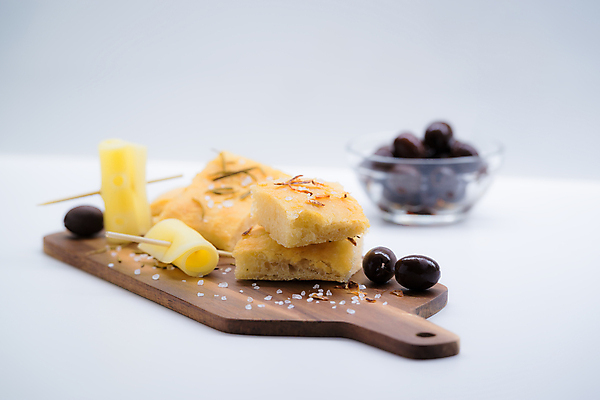포토 JPG 해외이미지 전통 음식 빵 치즈 도마 피자 실내 요리 사람없음 목재 가로 검은색 이탈리아 빵집 흰색 시골 신선 황금 플랫 기름 굽기 올리브 소금 로즈메리 짠맛 채식주의자 핸드메이드 맛있는 해외202009 해외포토 나무 열매 유럽 컬러 재료 주방용품 유제품 패스트푸드 서양음식 내부 상점 맛 구이 허브 채식 파일형식