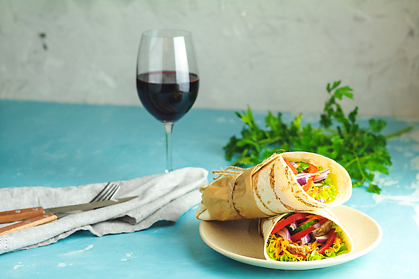 포토 JPG 해외이미지 전통 음식 빵 백그라운드 토마토 채소 양파 패스트푸드 샌드위치 육류 요리 사람없음 목재 빨간색 초록색 파란색 식사 저녁식사 치킨 버섯 샐러드 소고기 덮개 흰색 신선 그릴 상추 지중해 속도 양배추 롤 후추 동쪽 그리스인 점심식사 케밥 아랍어 피타 해외202009 튀르키예 해외포토 서양인 나무 아시아 바다 컬러 식재료 재료 주방용품 뚜껑 인스턴트 방향 향신료 닭고기요리 파일형식