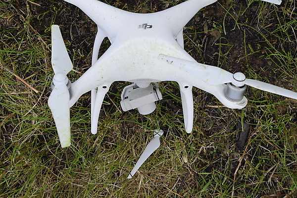 포토 JPG 해외이미지 구름 사람없음 야외 손상 장비 고장 로봇 프로펠러 드론 땅바닥 해외202009 해외포토 자연요소 컨셉 바닥 파일형식