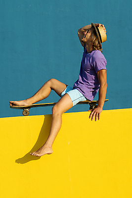 포토 JPG 해외이미지 모델 1 라이프스타일 응시 옷 남자 여유 백그라운드 셔츠 반바지 바지 아침 휴가 휴식 한명 사람 컬러풀 금발 선글라스 햇빛 태양 노란색 유행 맑음 추위 스케이트 신선 라일락 8월 7월 스타일 해외202009 해외포토 주간 자연요소 헤어스타일 시선 꽃 감정 안경 스포츠용품 컬러 컨셉 상의 하의 날씨 생활 날짜 파일형식