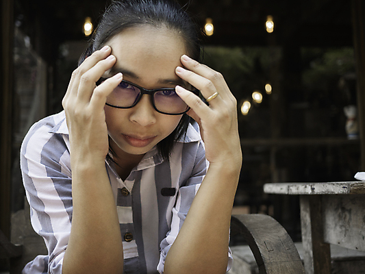 포토 JPG 해외이미지 백인 1 라이프스타일 응시 여자 감정 안경 얼굴 백그라운드 비즈니스 노동자 스트레스 피곤 관리 한명 사람 앉기 동양인 성인 머리 고통 슬픔 흰색 두통 문제 긴장 고립 우울증 편두통 해외202009 해외포토 서양인 직업 시선 잡화 컬러 컨셉 모션 인종 생활 신체부위 질병 파일형식