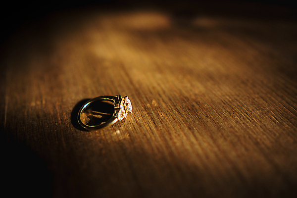 포토 JPG 해외이미지 디자인 커플 나비 결혼 손가락 관계 결혼식 추상 그림자 사랑 사람없음 목재 당근 축하 반지 잡기 악단 행운 황금 은색 큼 크리스탈 보석 순수 다이아몬드 약혼 고체 백금 해외202009 해외포토 나무 손 감정 음악 컬러 곤충 컨셉 무늬 재료 장신구 모션 뿌리채소 이벤트 크기 광석 약속 파일형식