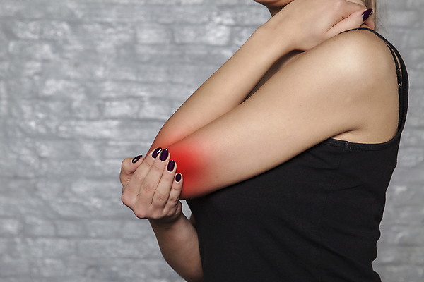 포토 JPG 해외이미지 여자 실내 한명 상반신 성인 옆모습 손들기 고통 관절염 팔꿈치 성인여자한명만 해외202009 해외포토 1 감정 뷰포인트 모션 사람 내부 신체부위 질병 팔 여자한명만 성인여자만 파일형식