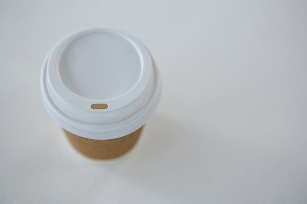 포토 JPG 해외이미지 사람없음 하이앵글 재활용 종이컵 일회용 흰배경 컵뚜껑 테이크아웃컵 해외202009 해외포토 뷰포인트 백그라운드 컵 뚜껑 흰색 친환경 파일형식