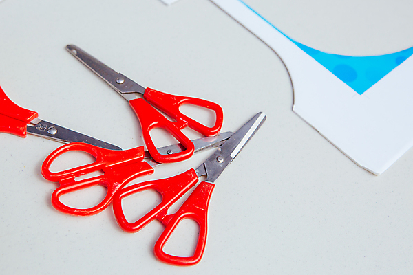 포토 JPG 해외이미지 교육 종이 어린이 일러스트 교실 탁자 창조 미술 취미 사람없음 컬러풀 흰색 자르기 그림 해외202009 해외포토 컬러 가구 학교 모션 문화예술 사람 파일형식