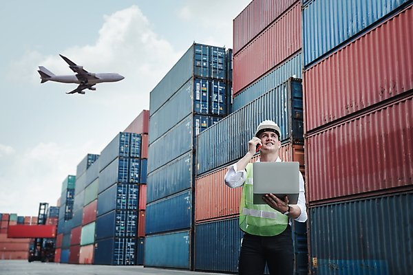 포토 JPG 해외이미지 비행기 한명 서기 들기 사람 상반신 성인 야외 앞모습 노트북 화물 무역 통화 물류창고 성인남자한명만 해외202009 해외포토 1 산업 뷰포인트 항공교통 모션 대중교통 전자제품 운송업 창고 남자한명만 성인남자만 파일형식