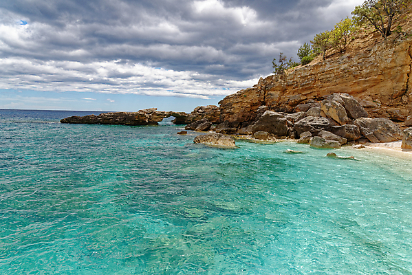 포토 JPG 해외이미지 구름 모래 파도 바다 섬 여행 자연 하늘 휴가 풍경 해변 사람없음 물 여름 파란색 햇빛 맑음 이탈리아 전원 만 지중해 에메랄드 암초 터키석 파라다이스 해외202009 해외포토 자연요소 계절 유럽 컬러 날씨 태양 전기에너지 보석 생태계 파일형식