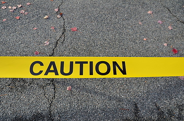 포토 JPG 해외이미지 리본 잎 경고 사람없음 야외 노란색 떨어짐 아스팔트 테이프 신중 해외202009 해외포토 식물 도로 컬러 컨셉 문구용품 파일형식