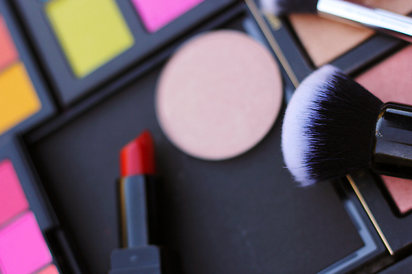 포토 JPG 해외이미지 실내 사람없음 립스틱 화장용품 아이섀도 메이크업브러쉬 섀도우팔레트 해외202009 해외포토 내부 화장품 붓 미용용품 파일형식