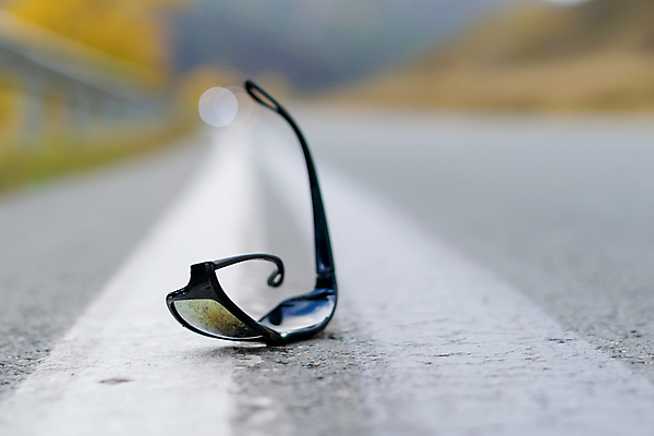 포토 JPG 해외이미지 안경 도로 스포츠 조각 여행 포즈 백그라운드 교통시설 자동차 자연 유리 사람없음 울타리 선글라스 태양 반사 유행 검은색 장비 가을 던지기 닫기 떨어짐 아스팔트 오브젝트 비전 분열 거짓말 분실 선로 스타일 해외202009 해외포토 자연요소 잡화 계절 길 육상교통 컬러 교통 컨셉 모션 재질 담장 시설 생태계 파일형식