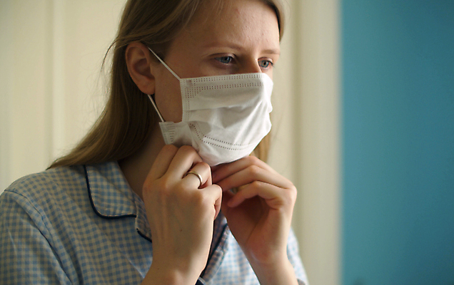 포토 JPG 해외이미지 백인 얼굴 컨셉 실내 가면 한명 안전 사람 성인 내부 약 건강관리 환경 방 고통 호흡기관 바이러스 보호 질병 위험 예방 감염 문제 소셜 인플루엔자 전염병 특별함 해외202009 해외포토 서양인 1 감정 의학 건강 관리 신체부위 장기_의학 파일형식