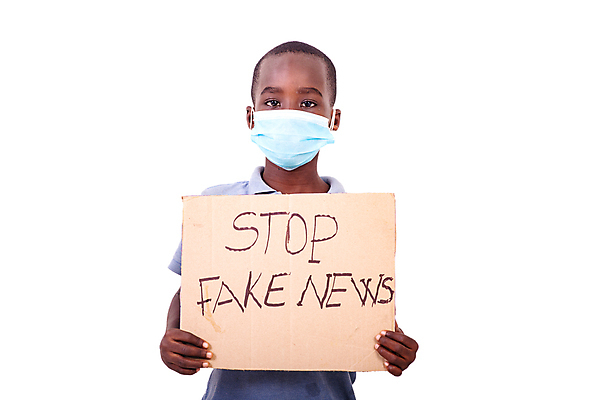 포토 JPG 해외이미지 라이프스타일 배너 남자 어린이 경고 마스크 한명 서기 들기 사람 소년 상반신 앞모습 표현 메시지 뉴스 흰배경 예방 소년한명만 코로나바이러스 가짜뉴스 포스트코로나 해외202009 델타변이바이러스 위드코로나 해외포토 1 뷰포인트 백그라운드 모션 생활 흰색 바이러스 사회이슈 남자한명만 소년만 파일형식