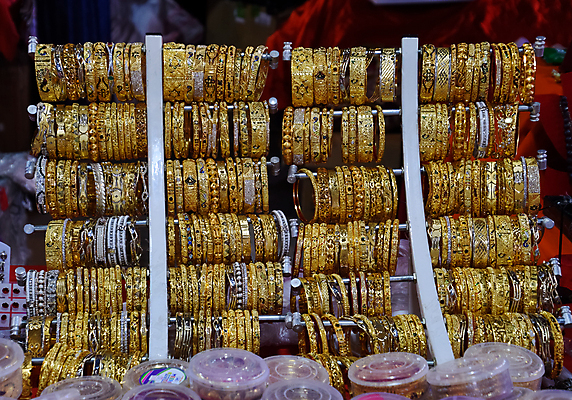 포토 JPG 해외이미지 디자인 기념일 문화 결혼 목걸이 팔찌 휴가 발렌타인데이 선물 동양인 사람없음 파란색 빛 노란색 유행 귀걸이 골동품 반지 원형 화려 시장 황금 원주민 고급 우아함 몸무게 보석 다이아몬드 해외202009 해외포토 도형 컬러 컨셉 장신구 데이이벤트 인종 이벤트 아프리카인 광석 파일형식