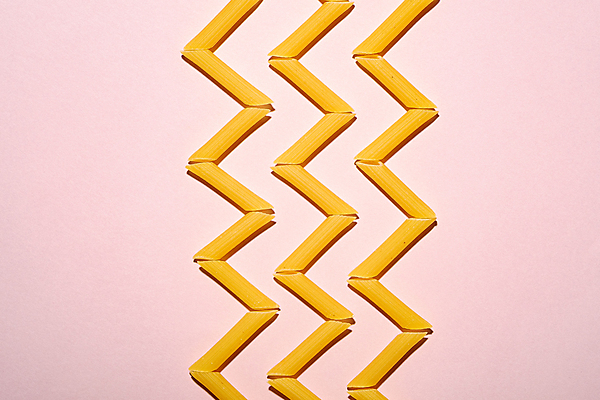 포토 JPG 해외이미지 사람없음 일렬 지그재그 펜네 카피스페이스 분홍색배경 해외202009 해외포토 분홍색 백그라운드 파스타 공백 파일형식