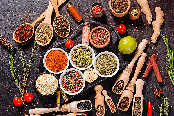 포토 JPG 해외이미지 잎 재료 탁자 사람없음 숟가락 양념 조미료 고수 가루 허브 소금 후추 카레 생강 바질 로즈메리 시나몬 강황 해외202009 해외포토 식물 음식 가구 채소 식재료 수저 향신료 향미료 파일형식