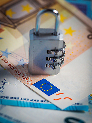 포토 JPG 해외이미지 손 유럽 장갑 돈 손가락 독일 건강 가면 사람없음 금융 경제 파란색 달러 동전 미국 이탈리아 금지 유로 프랑스 시장 질병 자르기 잠금 대출 빚 라텍스 예산 우울증 위기 유럽연합 자금 제어 유대감 해외202009 해외포토 잡화 나라 컬러 북아메리카 의학 모션 신체부위 재산 보안 파일형식