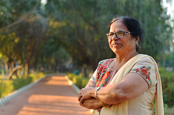 포토 JPG 해외이미지 전통 라이프스타일 공원 행복 아시아 할머니 분홍색 포즈 백그라운드 자연 엄마 휴가 관리 한명 서기 미소 사람 동양인 성인 야외 초록색 여름 유행 힘 흰색 뜨거움 숲 은퇴 인도인 보케 내추럴 교차 블러 옛날 접기 미니멀 해외202009 해외포토 외국인 1 계절 공공시설 여자 노년 감정 나라 컬러 가족 모션 표정 인종 생활 생태계 파일형식