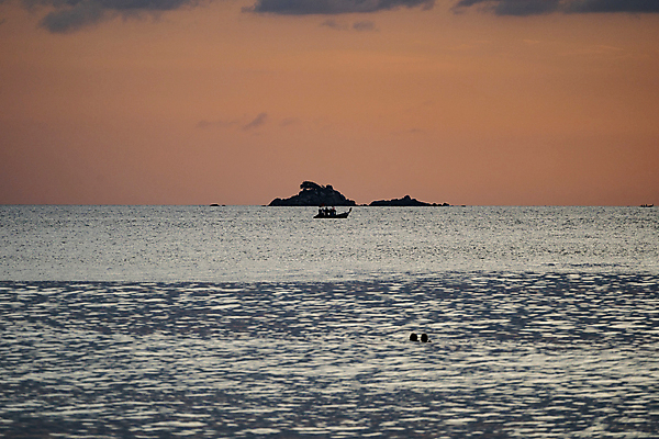포토 JPG 해외이미지 구름 공원 아시아 바다 섬 여행 백그라운드 오렌지 태국 자연 하늘 휴가 풍경 사람없음 야외 물 여름 파란색 컬러풀 햇빛 태양 여행객 우주 일출 일몰 새벽 만 저녁 내추럴 전국 수평선 해외202009 해외포토 자연요소 계절 공공시설 나라 컬러 과일 사람 노을 야간 생태계 파일형식