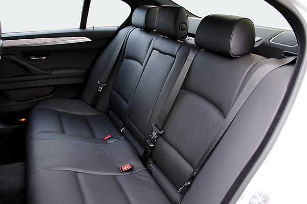 포토 JPG 해외이미지 디자인 쿠션 의자 창문 교통시설 자동차 휴식 실내 안전 사람없음 내부 빛 머리 회색 운전 벨트 고급 우아함 보호 휘발유 가죽 보안 엔진 디젤 자동 제어 해외202009 해외포토 잡화 육상교통 컬러 가구 교통 컨셉 모션 신체부위 석유 시설 파일형식