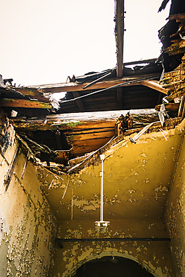 포토 JPG 해외이미지 유럽 벽 지붕 주택 사람없음 내부 탐험 수확 도시 역사 위험 빌라 버리기 관목 헛간 단상 발견 구식 떠남 옛날 파멸 해외202009 해외포토 나무 나라 컨셉 농업 모션 건물 저장고 파일형식 소멸