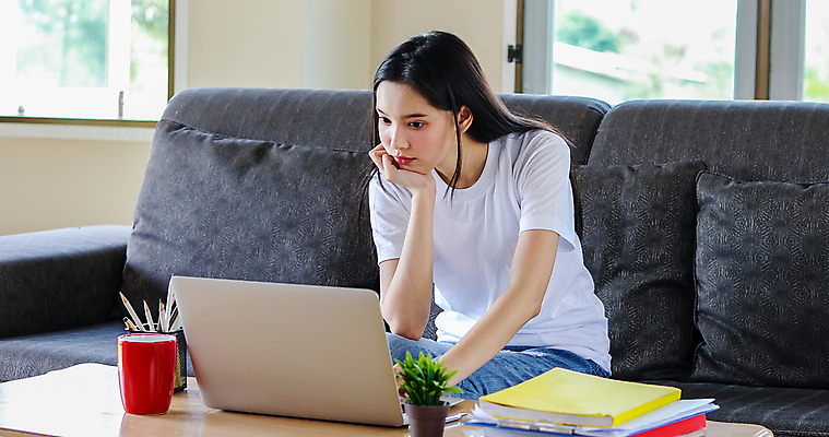 포토 JPG 해외이미지 학생 라이프스타일 여자 교육 행복 커피 인터넷 비즈니스 통신 학교 휴식 주택 실내 한명 사람 동양인 노트북 스마트폰 학습 스터디 컴퓨터 헤드폰 공책 침실 방 흰색 업무 비즈니스우먼 네트워크 뉴스 연결 무선전화기 온라인 리빙 해외202009 해외포토 1 감정 음료 컬러 음향기기 컨셉 문구용품 인종 내부 건물 생활 전자제품 핸드폰 스마트기기 작업 직장인 전화기 파일형식