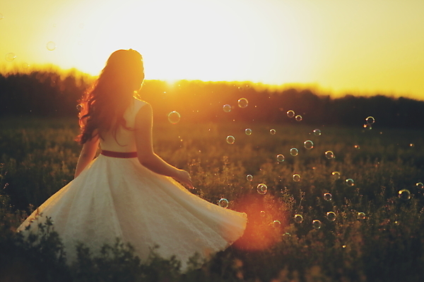 포토 JPG 해외이미지 모델 손 드레스 여자 행복 결혼 밭 장난 자연 결혼식 건강 사랑 한명 사람 초록색 빛 컬러풀 햇빛 태양 노란색 일몰 거품 기쁨 낭만 자유 흰색 가운 화려 우아함 스타일 해외202009 해외포토 자연요소 1 옷 감정 컬러 컨셉 농업 이벤트 신체부위 노을 생태계 파일형식