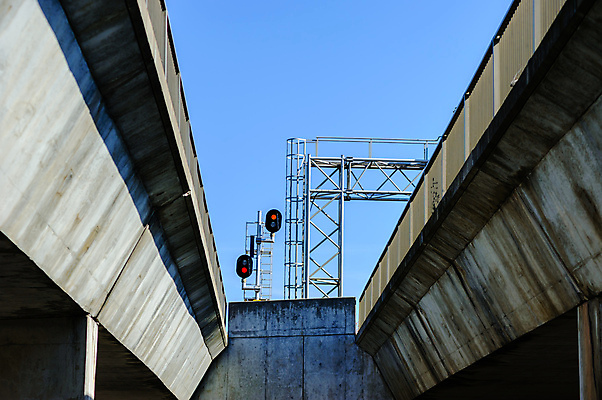 포토 JPG 해외이미지 산업 여행 캐나다 건축양식 교통시설 하늘 전등 프레임 경고 안전 사람없음 야외 빨간색 파란색 금속 장비 도시 방향 심볼 사인 신호 시멘트 공학 건너기 철강 콘크리트 해외202009 해외포토 교육 건축 컬러 교통 북아메리카 모션 재질 조명 시설 파일형식