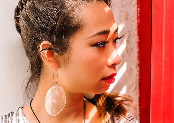 포토 JPG 해외이미지 모델 1 라이프스타일 응시 여자 아시아 얼굴 포즈 생각 패턴 창문 건강 그림자 한명 미소 사람 동양인 빨간색 유행 귀걸이 중국 꿈 표현 큼 피부 싱글 내추럴 싱가폴 돌봄 해외202009 해외포토 시선 나라 컬러 무늬 장신구 모션 표정 인종 생활 신체부위 크기 파일형식