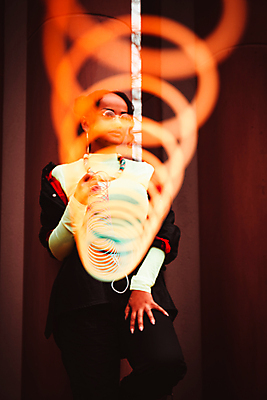 포토 JPG 해외이미지 모양 헤어스타일 행복 안경 얼굴 나선형 한명 미소 사람 컬러풀 유행 봄 자주색 네온 감싸기 강렬 환각 스타일 세련 해외202009 우호적 해외포토 1 잡화 계절 감정 컬러 컨셉 무늬 모션 표정 신체부위 증상 파일형식