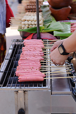 포토 JPG 해외이미지 전통 아시아 문화 음식 분홍색 백그라운드 태국 거리 패스트푸드 돼지고기 요리 동양인 사람없음 야외 상점 주방 식사 치킨 신선 뜨거움 막대기 소시지 시장 맛 그릴 바비큐 굽기 먹기 지역 소매 폭식 길거리음식 매각 분양 인기 스타일 많음 맛있는 해외202009 해외포토 나라 컬러 컨셉 모션 주방용품 부동산 육류 인종 가공식품 인스턴트 구이 닭고기요리 파일형식