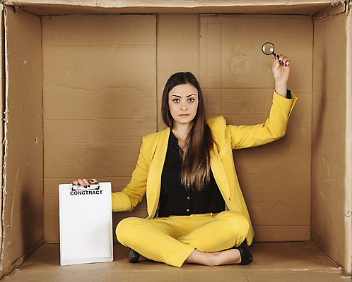 포토 JPG 해외이미지 전신 백인 여자 한명 성인 앞모습 상자 사무실 비즈니스우먼 가부좌 갇힘 답답함 성인여자한명만 해외202009 해외포토 서양인 1 뷰포인트 비즈니스 모션 사람 앉기 직장인 감각 여자한명만 성인여자만 파일형식