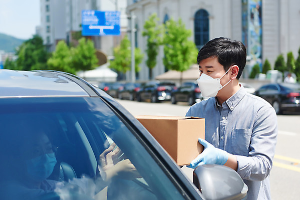 포토 JPG 주간 손 여자 남자 40대 중년 비즈니스 자동차 마스크 상반신 성인 야외 두명 앞모습 옆모습 신체부위 30대 쇼핑 상자 판매 한국인 상인 사회이슈 소상공인 드라이브스루 국내포토 자연요소 직업 육상교통 뷰포인트 컨셉 사람 동양인 장년 경제 파일형식